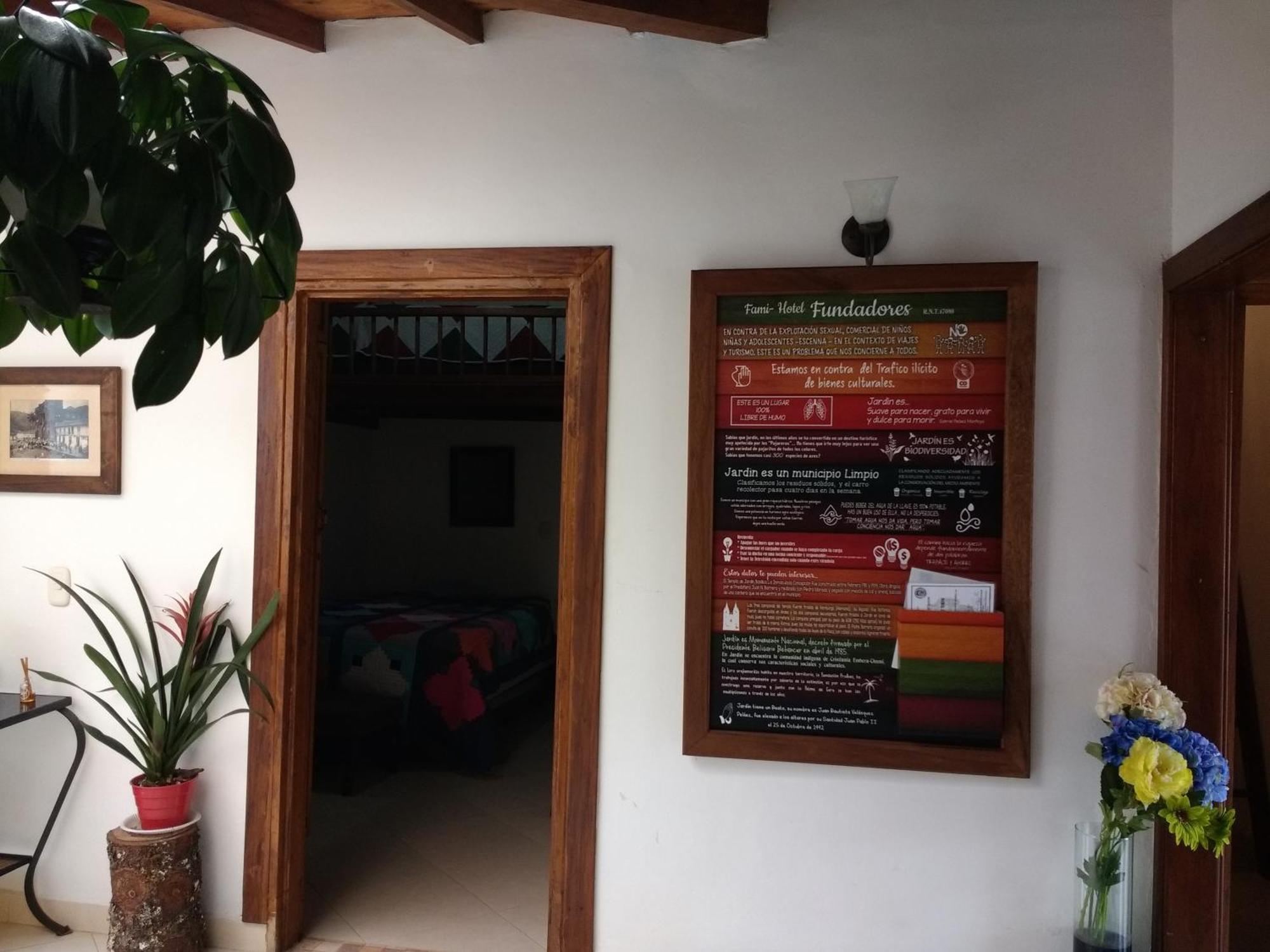 Hostal Famihotel Fundadores Jardin Exterior photo